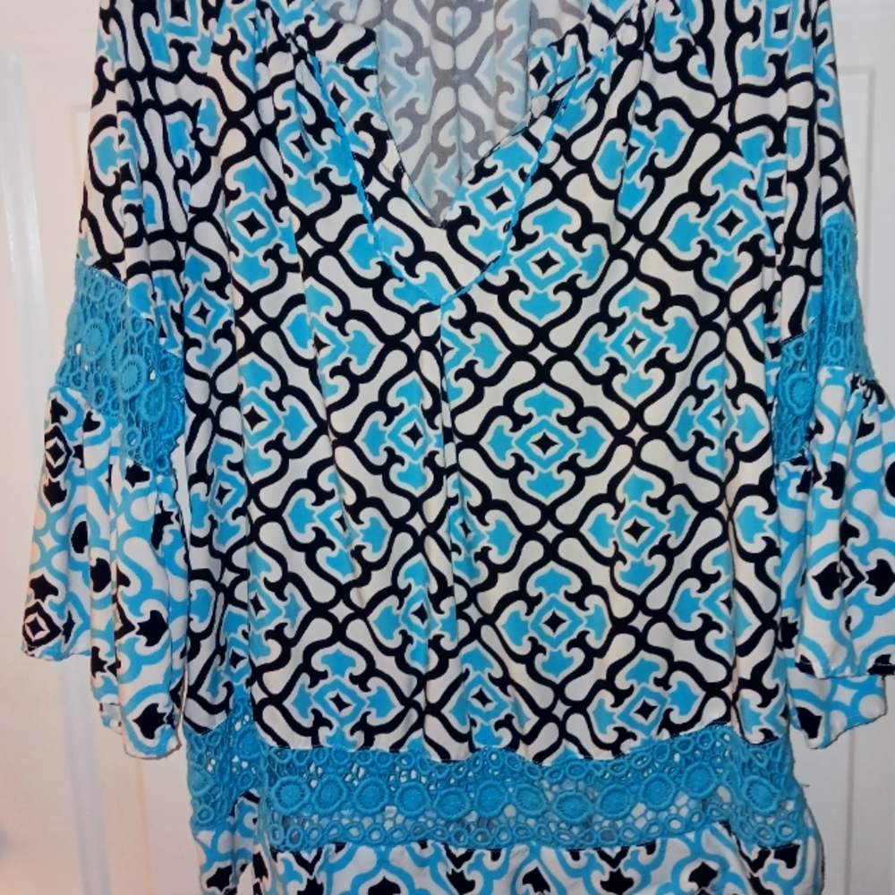 Crown Ivy Dark and light blue top. Size PL